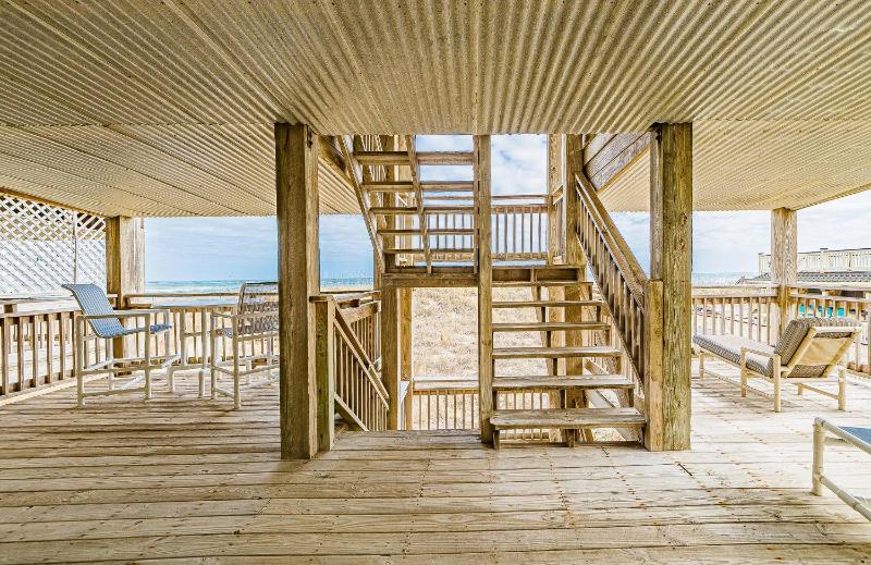 Four Sons of a Beach - KDH Scrimshaw Oceanfront Condo Ocean View Cargo Lift Flex Stays - image 2