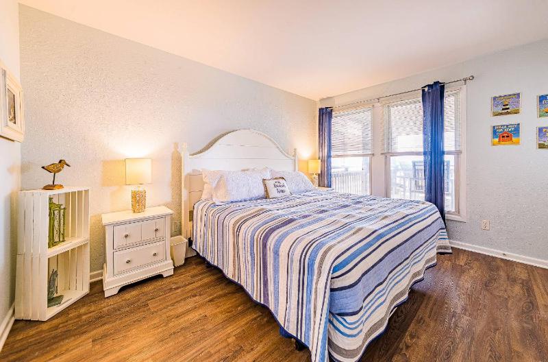 Four Sons of a Beach - KDH Scrimshaw Oceanfront Condo Ocean View Cargo Lift Flex Stays - image 34