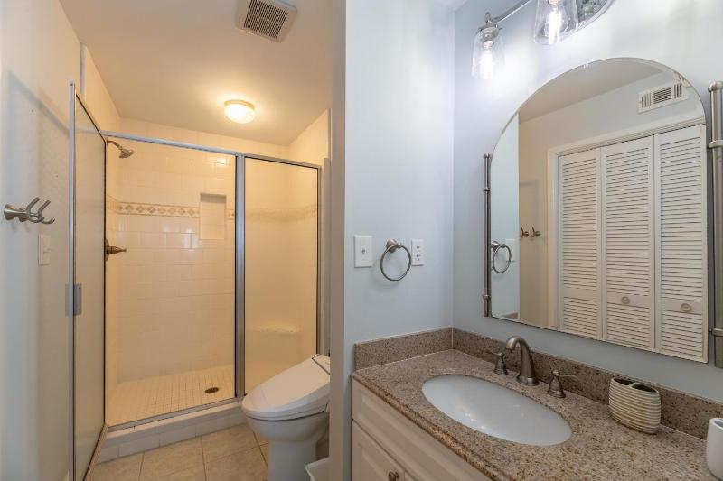 Four Sons of a Beach - KDH Scrimshaw Oceanfront Condo Ocean View Cargo Lift Flex Stays - image 25