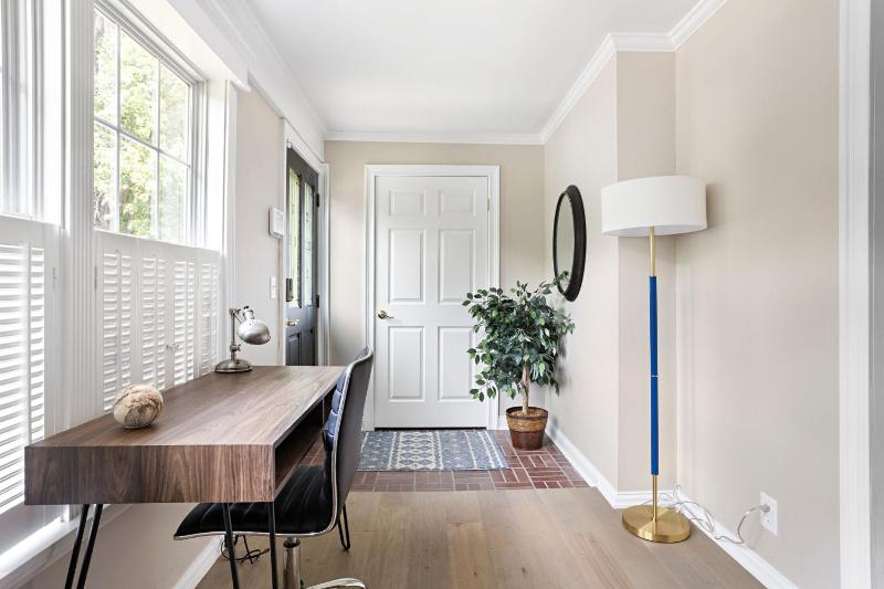 Cute and Quaint on Carrollton-Family Friendly Home - image 18