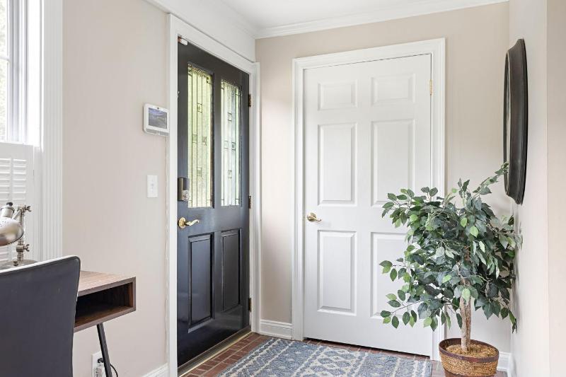 Cute and Quaint on Carrollton-Family Friendly Home - image 6