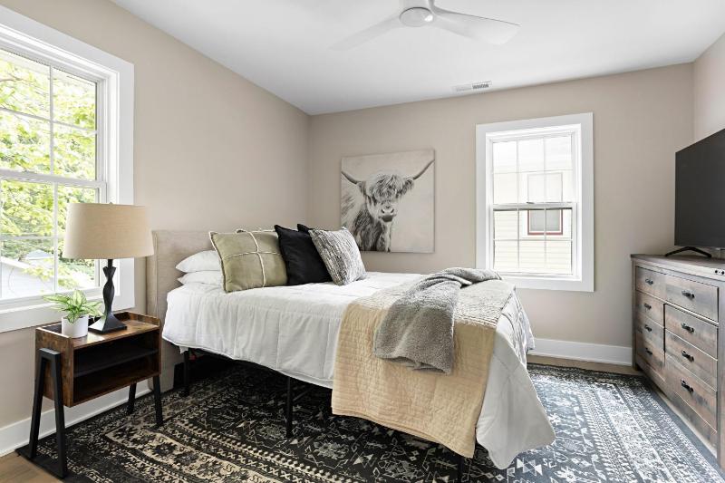 Cute and Quaint on Carrollton-Family Friendly Home - image 9
