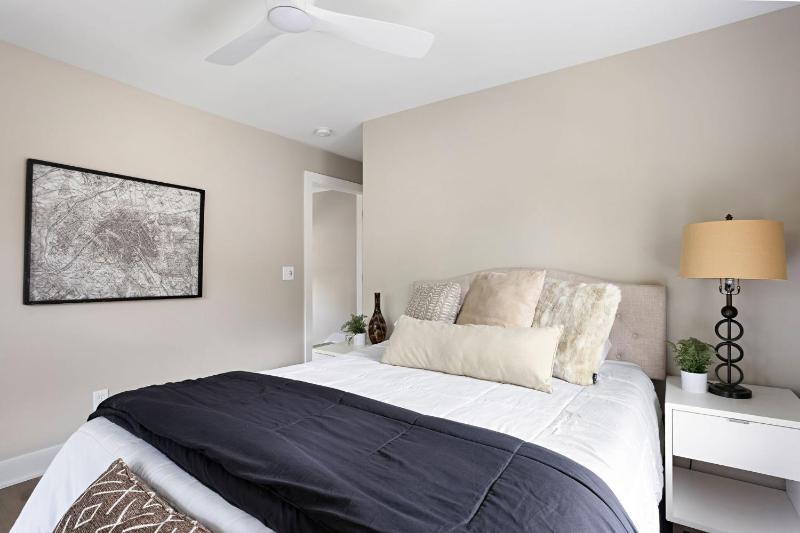 Cute and Quaint on Carrollton-Family Friendly Home - image 47