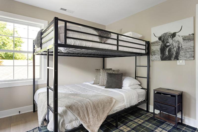 Cute and Quaint on Carrollton-Family Friendly Home - image 25