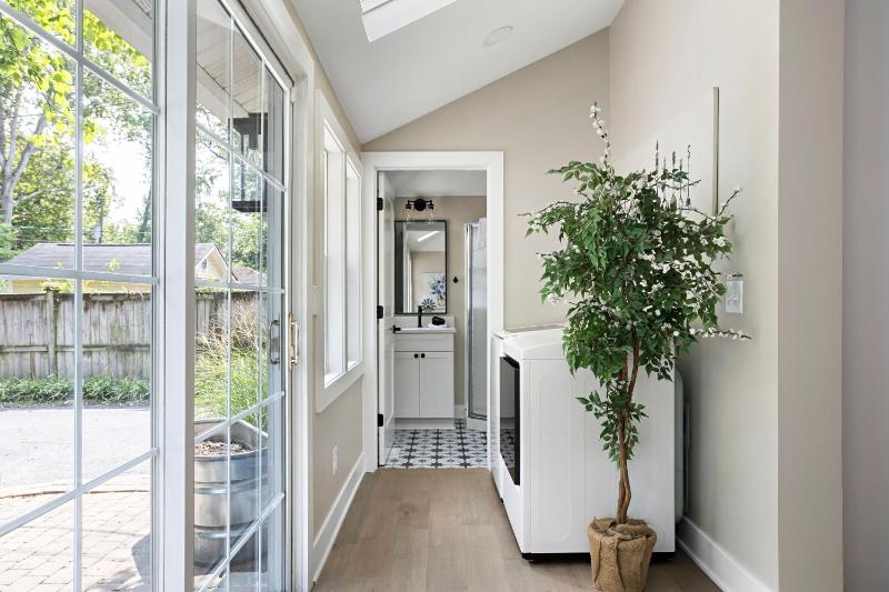 Cute and Quaint on Carrollton-Family Friendly Home - image 19
