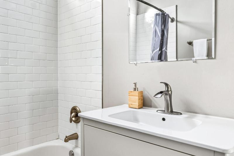 Sleek Modern Indy Home with Yard WiFi Family Friendly & Easy Access - image 6