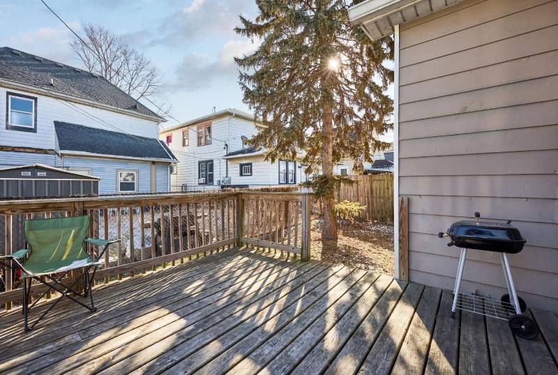 Sleek Modern Indy Home with Yard WiFi Family Friendly & Easy Access - image 4
