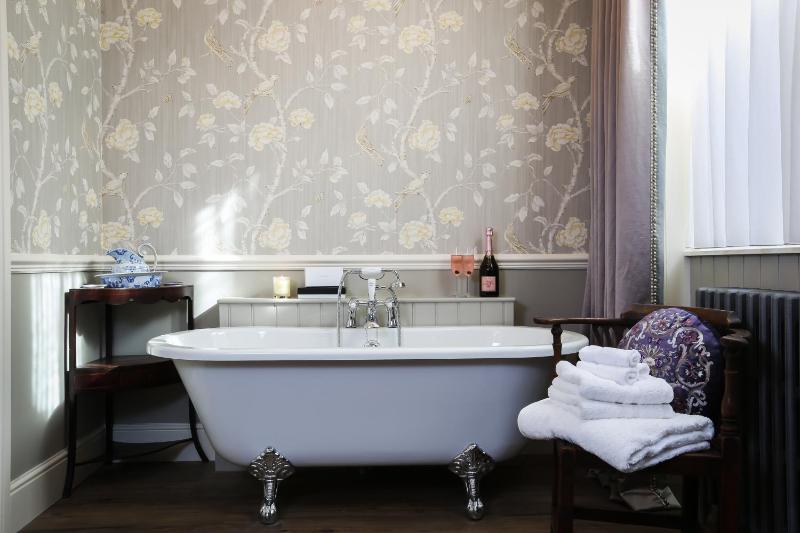 Deluxe King Suite image 4