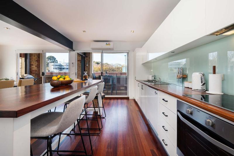 Stylish Fitzroy Warehouse Apmnt with Balcony and BBQ - image 12