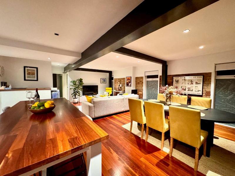 Stylish Fitzroy Warehouse Apmnt with Balcony and BBQ - image 8