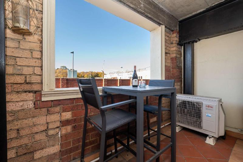 Stylish Fitzroy Warehouse Apmnt with Balcony and BBQ - image 10
