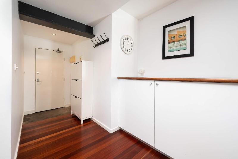 Stylish Fitzroy Warehouse Apmnt with Balcony and BBQ - image 16