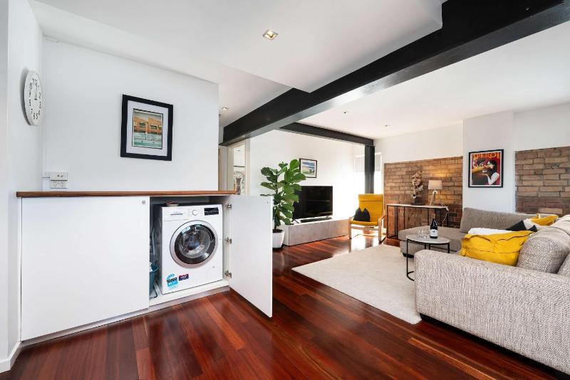 Stylish Fitzroy Warehouse Apmnt with Balcony and BBQ - image 5