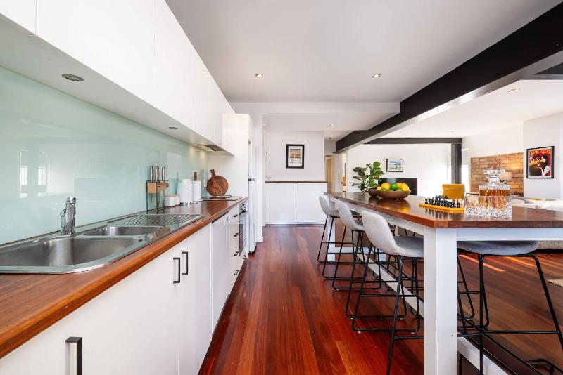 Stylish Fitzroy Warehouse Apmnt with Balcony and BBQ - image 15