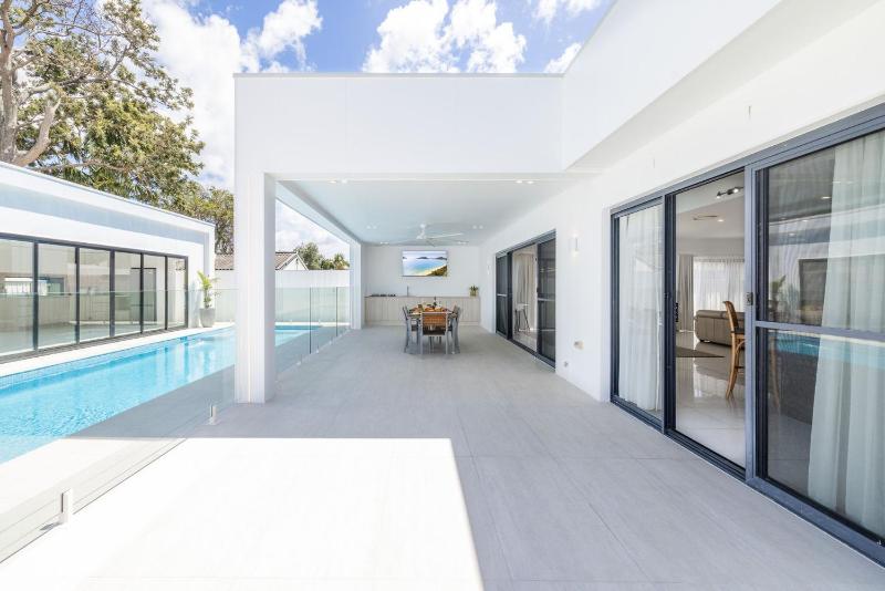 57 Tomaree Road House - Pool Air-con Wi-fi Boat Parking - image 3