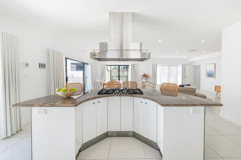 57 Tomaree Road Complex - House and Cabana with Pool Linen Air-con Wi-fi Boat Parking - image 7