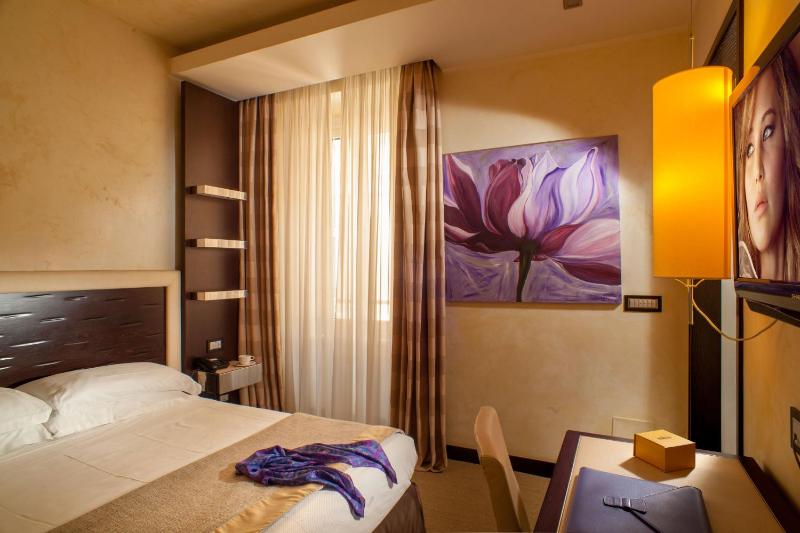 Deluxe Double Room image 4