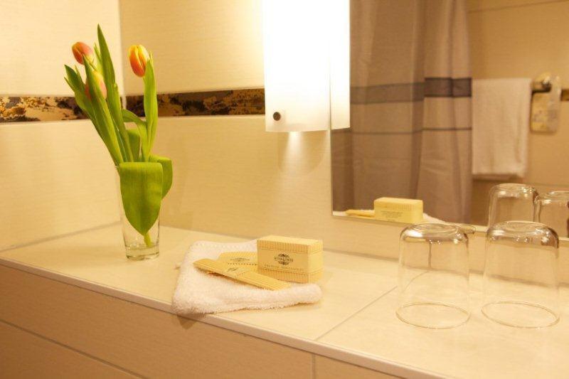 Standard Double Room image 3