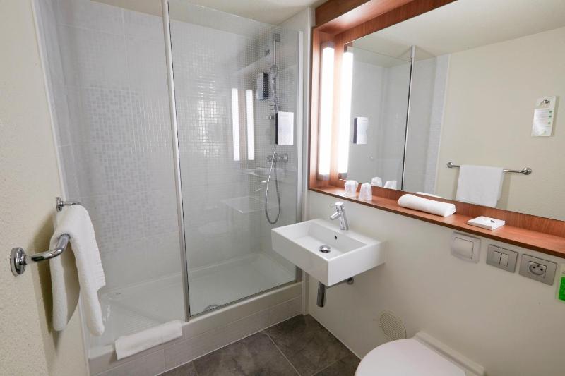 New Generation Twin Room with 2 Single Bed and 1 Junior Bed image 3
