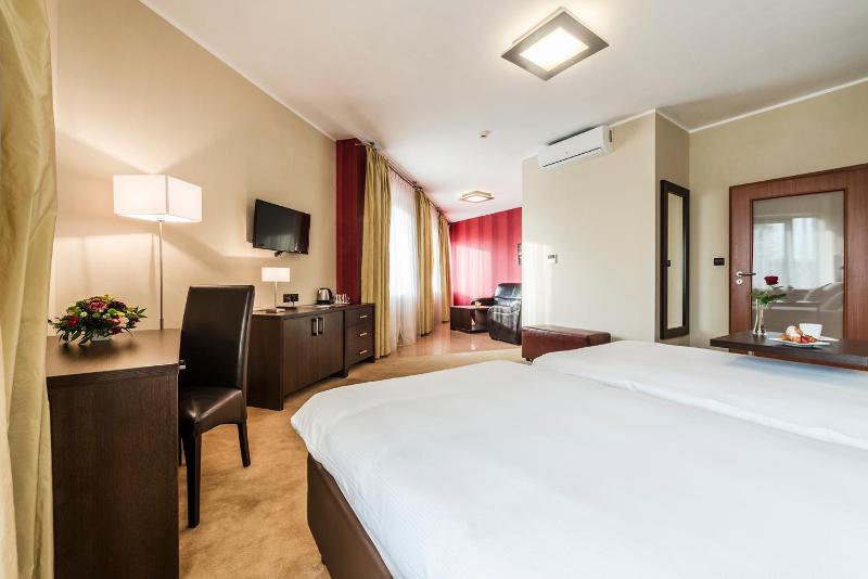 Executive Twin Room image 4