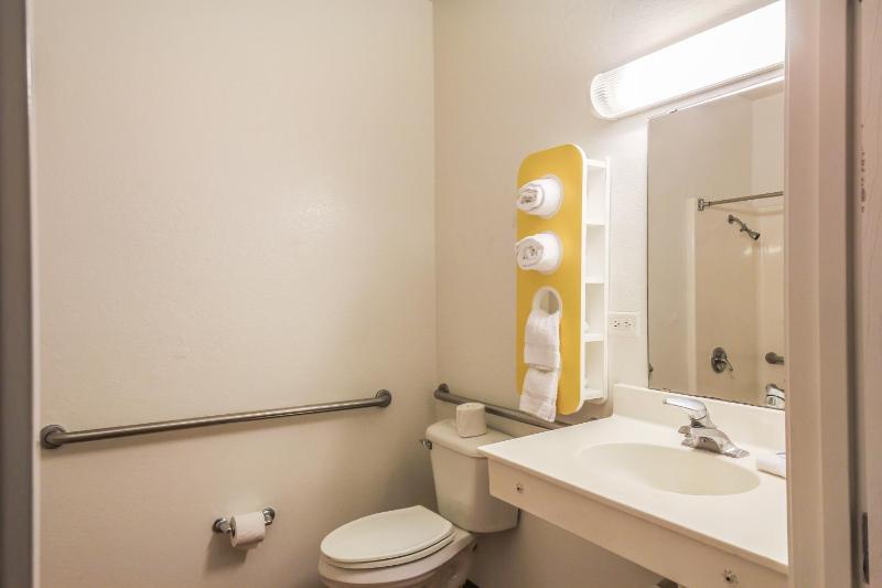 Deluxe King Suite - Non-Smoking image 3