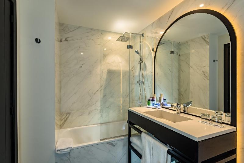 Standard Double or Twin Room with View image 4