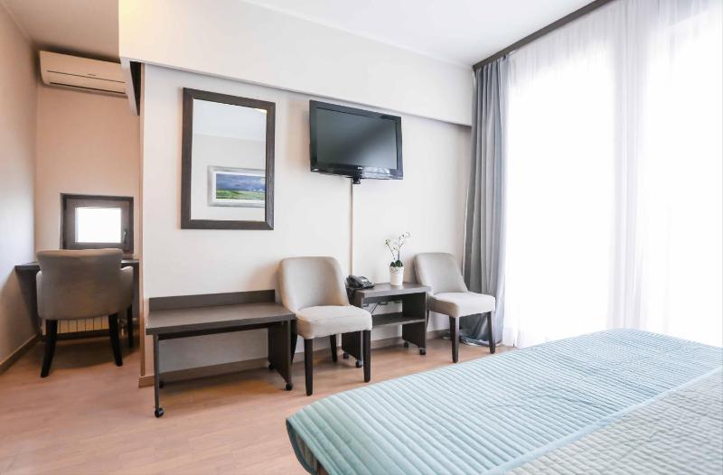Double or Twin Room image 3