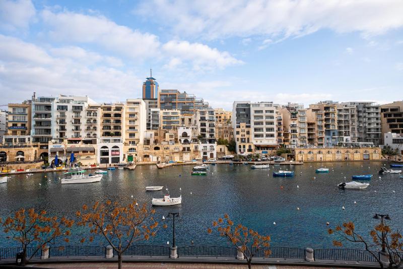 Sumptuous 2 bedrooms townhouse with large roof top terrace hot tub & sea view GOSTJ-2 - image 5