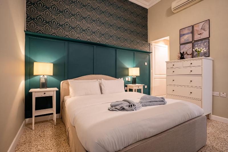Sumptuous 2 bedrooms townhouse with large roof top terrace hot tub & sea view GOSTJ-2 - image 9