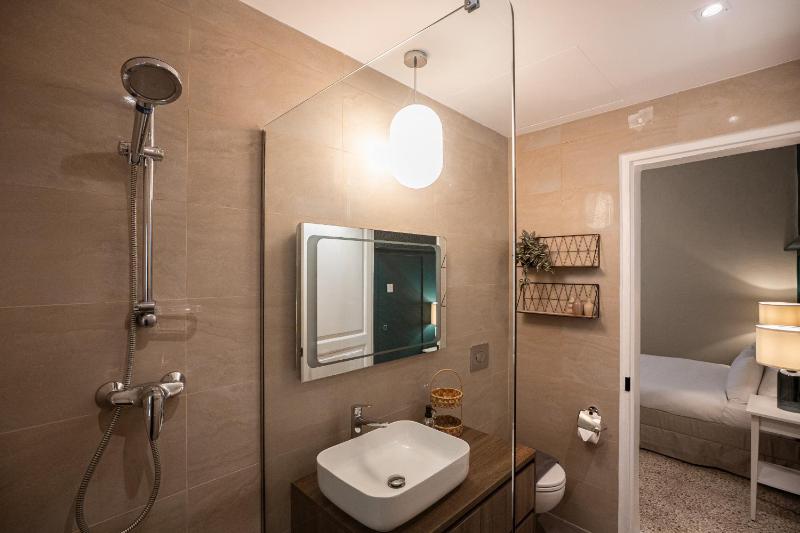 Sumptuous 2 bedrooms townhouse with large roof top terrace hot tub & sea view GOSTJ-2 - image 12