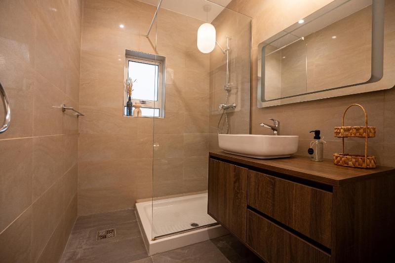 Sumptuous 2 bedrooms townhouse with large roof top terrace hot tub & sea view GOSTJ-2 - image 2