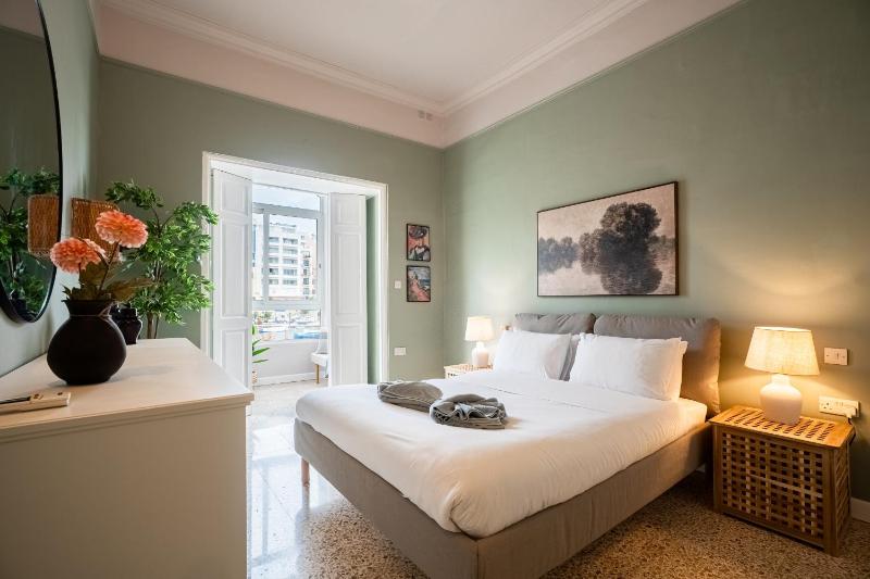 Sumptuous 2 bedrooms townhouse with large roof top terrace hot tub & sea view GOSTJ-2 - image 6