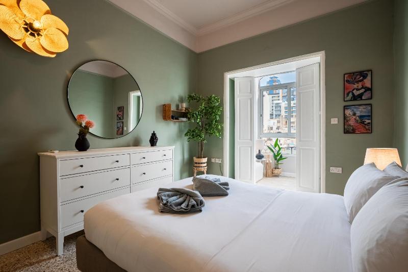 Sumptuous 2 bedrooms townhouse with large roof top terrace hot tub & sea view GOSTJ-2 - image 3