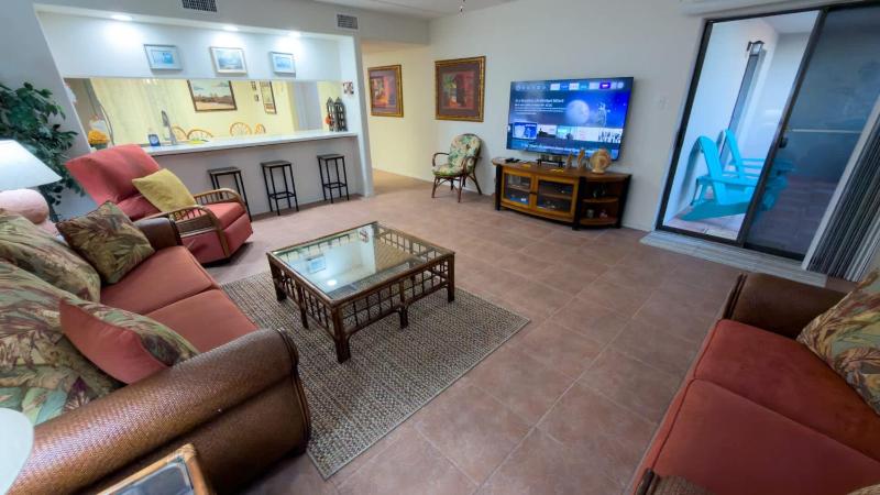 Renovated 1st Floor Beach 250ft Pool apts - image 33