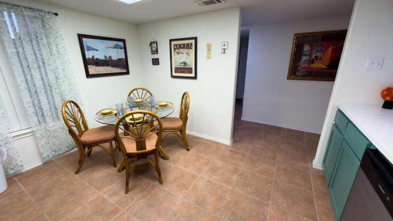 Renovated 1st Floor Beach 250ft Pool apts - image 37