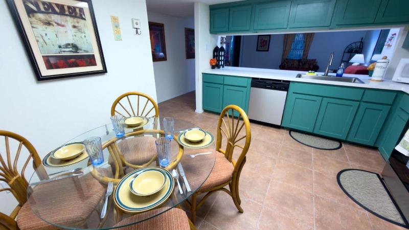 Renovated 1st Floor Beach 250ft Pool apts - image 12