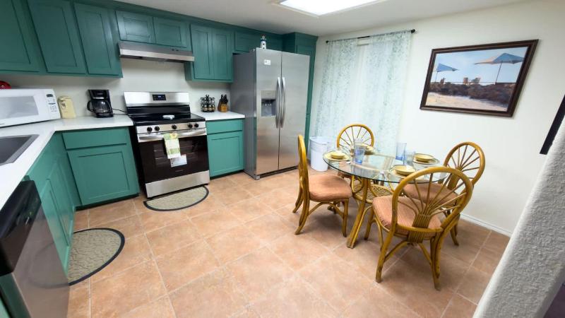 Renovated 1st Floor Beach 250ft Pool apts - image 50