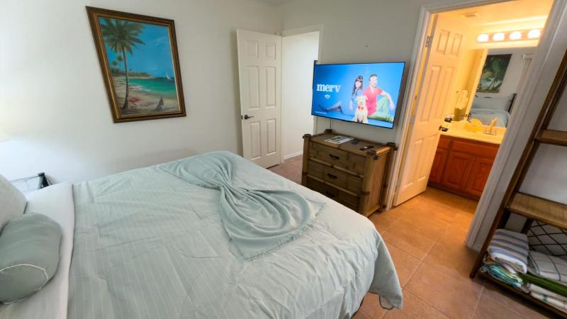 Renovated 1st Floor Beach 250ft Pool apts - image 6