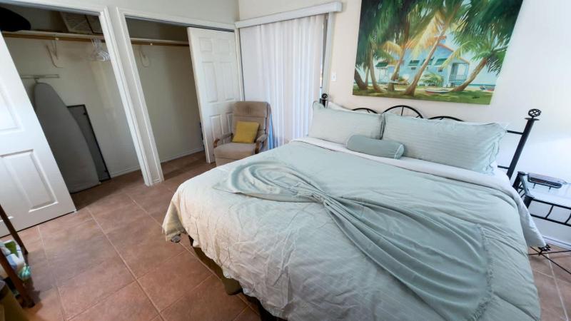Renovated 1st Floor Beach 250ft Pool apts - image 44