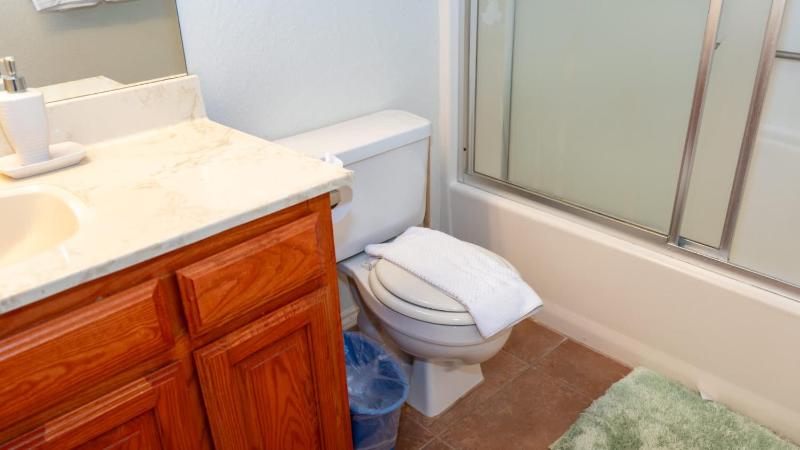 Renovated 1st Floor Beach 250ft Pool apts - image 45