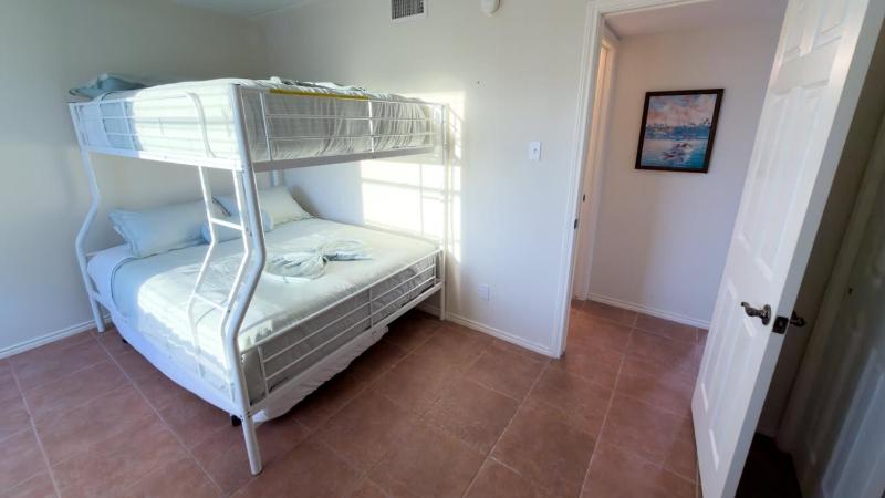 Renovated 1st Floor Beach 250ft Pool apts - image 34