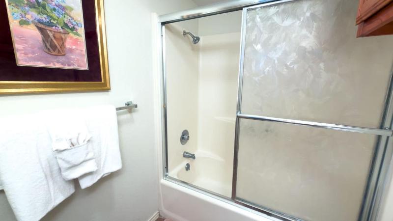Renovated 1st Floor Beach 250ft Pool apts - image 40