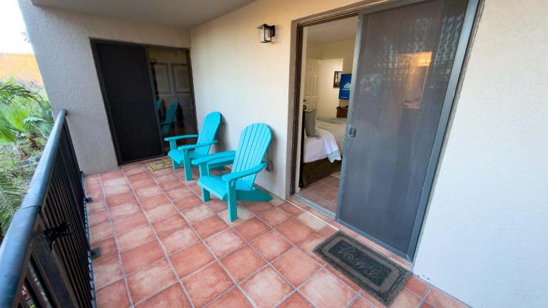 Renovated 1st Floor Beach 250ft Pool apts - image 15