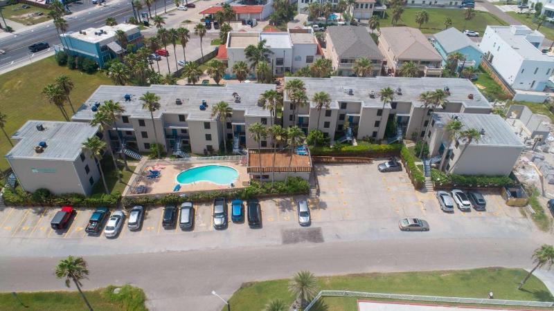Renovated 1st Floor Beach 250ft Pool apts - image 20