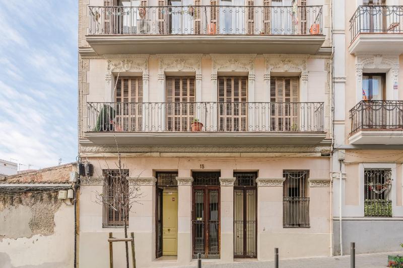 Charming Apartment with Terrace in Sants - image 2