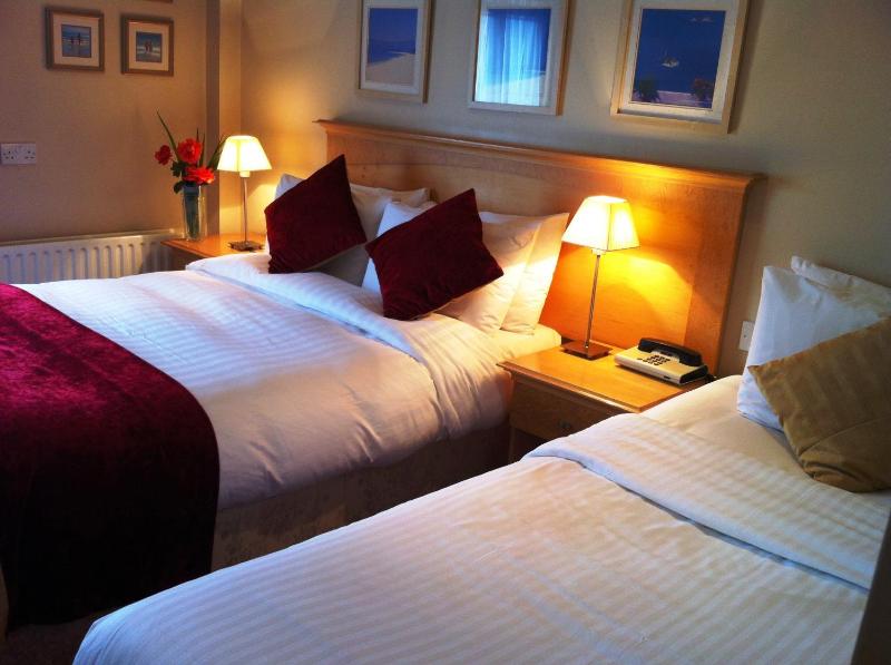 Twin Room image 3