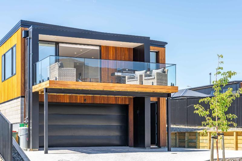 Stylish Panoramic Mountain and Lake Views - image 1