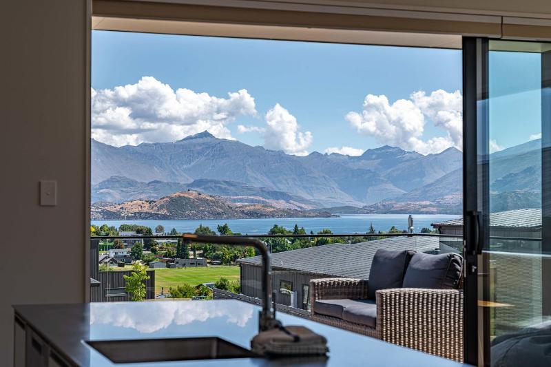 Stylish Panoramic Mountain and Lake Views - image 15