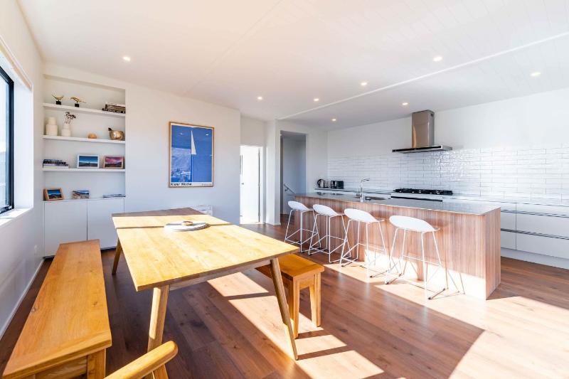 Stylish Panoramic Mountain and Lake Views - image 35