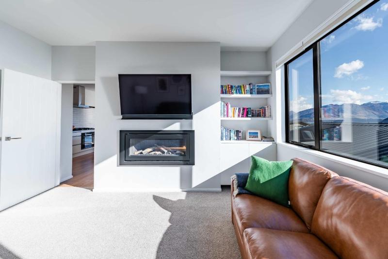 Stylish Panoramic Mountain and Lake Views - image 28